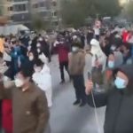 「習近平退陣」と叫ぶ大規模な抗議デモ　新疆ウイグル自治区での火災受け／抗議は拡大し習近平氏母校でも数百人以上の学生が参加／天安門事件がトレンドに（動画）